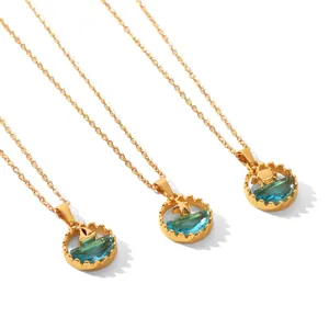 Détail rapproché de colliers océan en acier titane doré avec pendentifs voilier et étoile