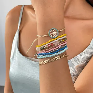 Vue détaillée de 10 bracelets en perles vintage avec breloques feuille et arbre au poignet