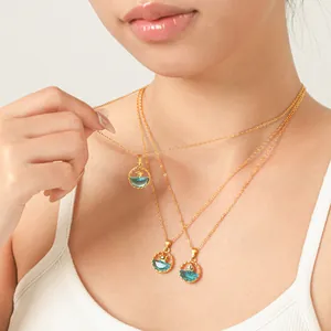 Détail de colliers sur le thème de l'océan avec pendentifs voilier, étoile et baleine