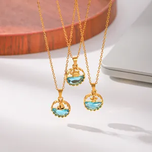 Zoom sur des colliers dorés série océan avec pendentifs en cristal bleu