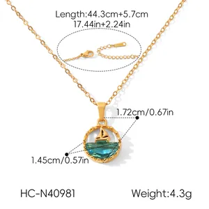 Vue détaillée du collier pendentif voilier doré avec dimensions et poids précis inclus.