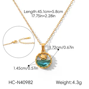 Vue détaillée du collier pendentif voilier sur le thème de l'océan avec dimensions.