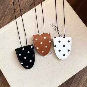 Elegante collana porta occhiali in pelle a pois in colore nero, marrone e bianco.