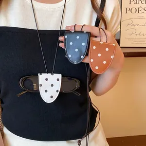 Elegante collana portaocchiali in pelle a pois, catenina versatile per maglioni.