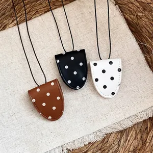 Elegante collana portaocchiali in pelle a pois nei colori marrone, nero e bianco