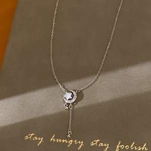 Detailweergave van verfijnde ster- en maanketting met sprankelende zirkonia