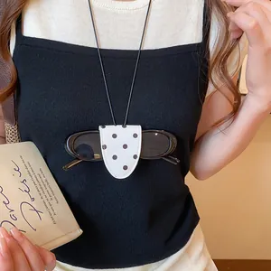 Detailansicht der Leder-Punktekette als Brillenhalter an einem schwarzen Trägertop