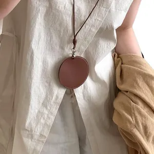 Eleganter runder Lederanhänger als stilvoller Brillenhalter für Damen am Lederband.