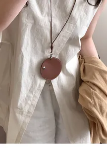 Minimalistische braune runde Lederanhängerkette und Brillenhalter für Damen