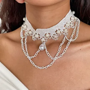 Eleganter weißer Spitzen-Choker mit Perlen und mehrlagigem Ketten-Quasten-Anhänger im Detail
