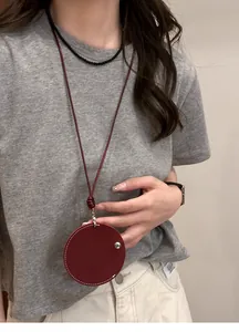 Detailansicht einer roten runden Lederanhänger-Halskette als eleganter Brillenhalter.