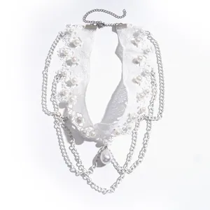 Eleganter weißer Spitzen-Choker mit perlenbesetzten Fransen und Ketten