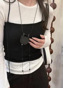 Detailansicht einer schwarzen Lederkordelkette als Brillenhalter oder Anhänger