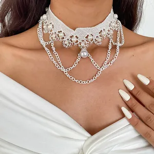 Nahaufnahme von weißem Spitzen-Choker mit Perlen und mehrlagigen Quastenketten