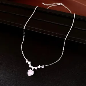 Gedetailleerd macro-zicht op een zilveren ketting met een elegante roze hartvormige zirkonia hanger