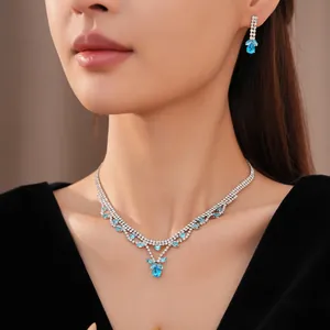 Detailopname van een set blauwe zirkoon ketting en oorbellen met druppelvorm