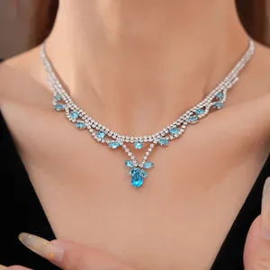 Elegante zilverkleurige ketting met blauwe druppelvormige zirkoonstenen op model