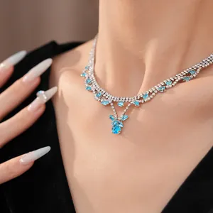 Gedetailleerde macroweergave van een elegante zirkoonketting met blauwe druppel
