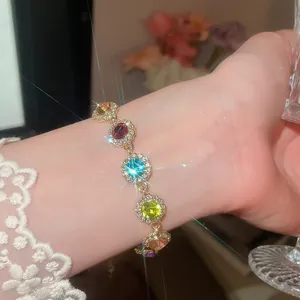 Vue détaillée d'un bracelet de style dopamine coloré avec des strass sur un poignet
