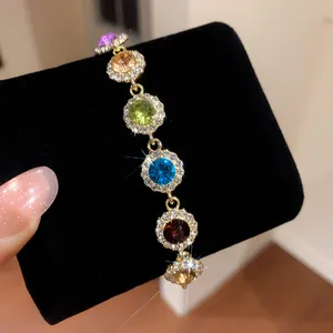 Gros plan détaillé d'un bracelet à maillons ronds en strass colorés de luxe pour femme