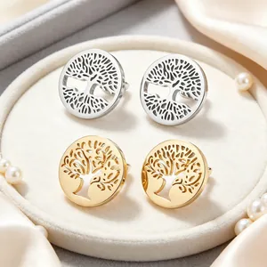 Gros plan de boucles d'oreilles Arbre de Vie évidées en acier titane doré et argenté