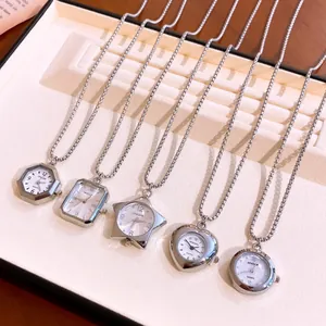Dettaglio delle varie forme di collane con ciondolo orologio al quarzo argentato.