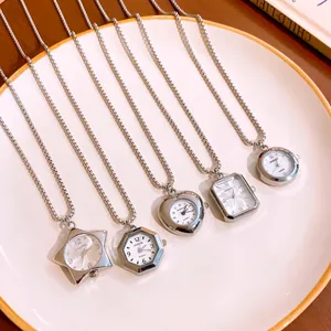 Primo piano di vari orologi a ciondolo color argento a forma di stella e cuore