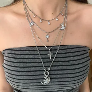 Collier Pendentif Clé de Lune Multicouche Rétro Bohémien pour Femme en Cuivre Incrusté de Zirconia Chaîne de Clavicule Élégante Bijoux