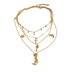 Élégant collier bohème doré multi-rangs orné de breloques lune croissante et clé vintage