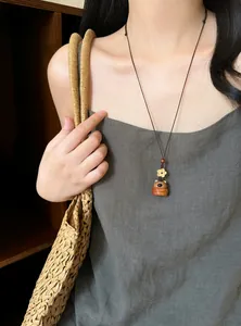 Retro hanger ketting in nieuwe Chinese stijl op model voor een elegante Zen-look