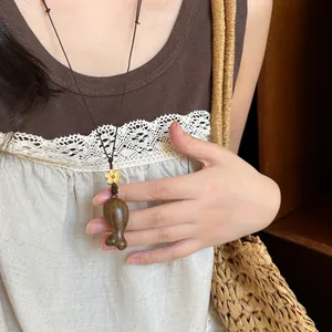 Detail van een retro eikel-hanger ketting in New Chinese stijl op linnen kleding