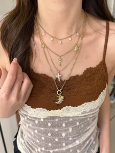 Gros plan d'un collier multi-rangs bohème vintage avec pendentifs lune et clé sur mannequin.