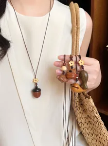 Detailopname van retro houten eikelhangers in natuurlijke Zen-stijl