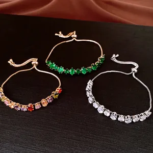 Vue détaillée de trois bracelets réglables en zircone avec placage or et argent