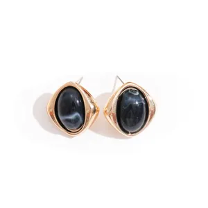 Elegante Vintage-Ohrringe mit schwarzem Acryl in Marmor-Optik in goldenem Rahmen