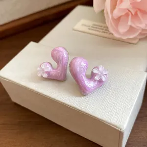 Romantische rosa Herz-Ohrstecker mit Harz-Finish und kleinem Blumendetail für Damen.