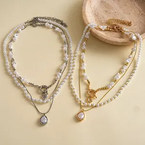 Vue détaillée de l'ensemble de colliers à trois couches avec perles