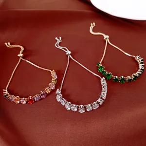 Vue détaillée de trois bracelets plaqués or 18 carats avec des zircons ovales colorés