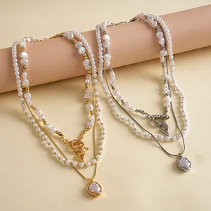 Vue détaillée de colliers de perles vintage superposés avec pendentifs géométriques