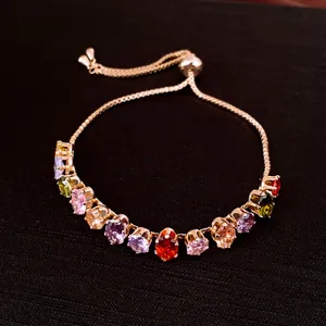 Vue détaillée d'un bracelet ajustable plaqué or 18k avec des zircons colorés.