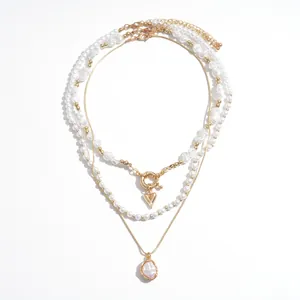 Ensemble de trois colliers en perles vintage avec pendentifs cœur et perle baroque