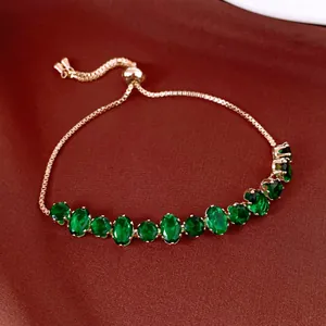 Vue détaillée d'un bracelet coulissant or rose avec zircons ovales vert émeraude