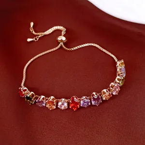 Vue détaillée d'un bracelet coulissant plaqué or 18k avec zircons ovales colorés