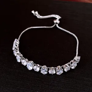 Détail du bracelet ajustable plaqué or 18 carats orné de pierres de zircon ovales