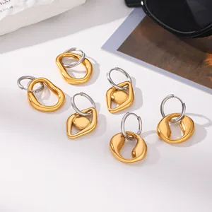 Gedetailleerd overzicht van zes tweekleurige geometrische roestvrijstalen oorbellen in goud.