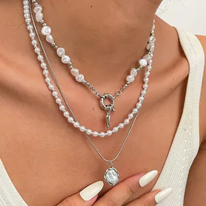 Parure de 3 colliers de perles rétro avec pendentifs géométriques et chaînes argentées.