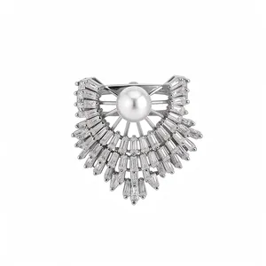 Eleganter fächerförmiger Silberring mit zentraler Perle und funkelnden Zirkonia-Kristallen.