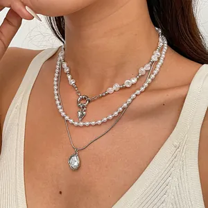 Vue détaillée d'un ensemble de colliers de perles rétro à trois couches avec pendentifs