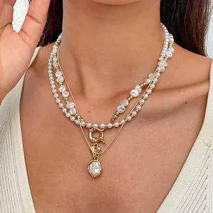 Détail du collier vintage 3 pièces avec pendentif en perle baroque porté par modèle