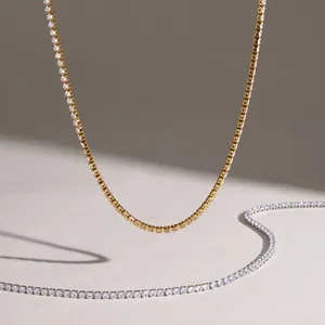 Detalle de collares de tenis de circonita de 3 mm en acero inoxidable dorado y plateado.